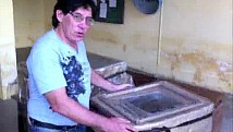 Forno de papel prepara alimentos com ajuda do sol (TV Verdes Mares/Reprodução)