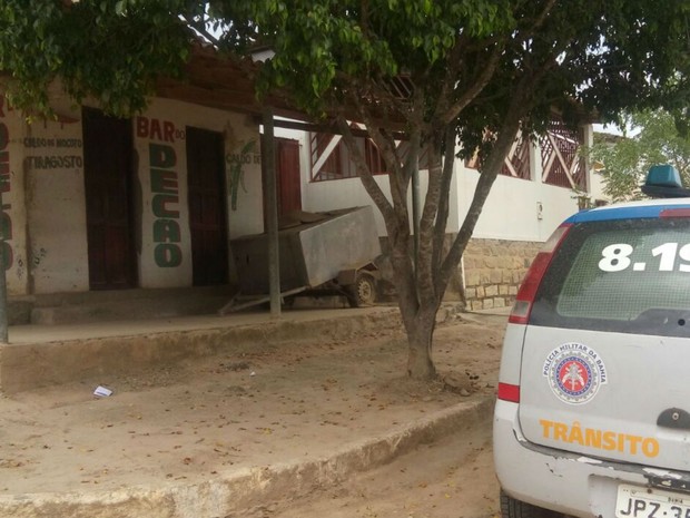 Bebê foi encontrado dentro de casa abandonada em Jequié (Foto: Divulgação / PM)