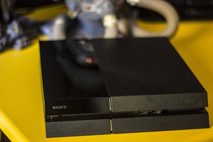 O PS4 é pequeno e tem um visual arrojado (Foto: Reprodução/Débora Magri) O PS4 é pequeno e tem um visual arrojado (Foto: Reprodução/Débora Magri)