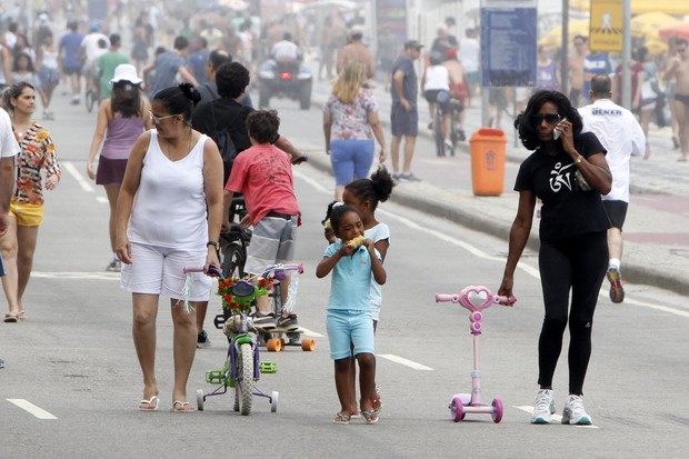 Glória Maria passeia na orla com filhas (Foto: Gil Rodrigues/PhotoRio News)