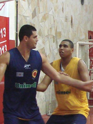 Os pivôs Deivisson e Erick durante treino do São José Basquete (Foto: Danilo Sardinha/Globoesporte.com)