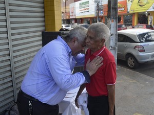 Pastor rezando com o aposentado Luiz Romano, de 71 anos (Foto: John Pacheco/G1)