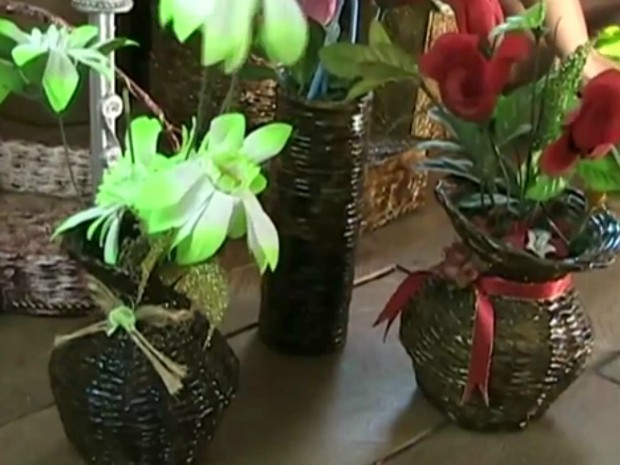 Artesãs amazonenses criam cestas, vasos e caixas a partir de jornal velho (Foto: Reprodução/TV Amazonas)