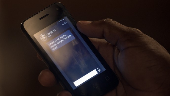 Jader recebe uma mensagem do celular de Gledson (Foto: TV Globo)