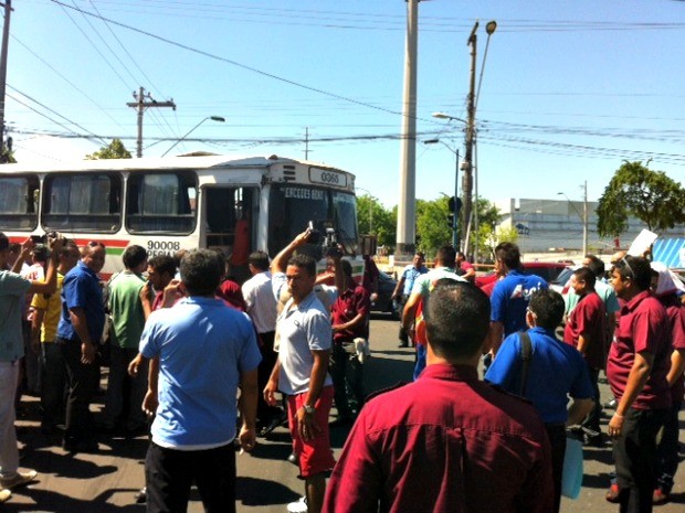 Rodoviários interditaram Avenida Brasil após decisão da paralisação geral em Manaus (Foto: Adneison Severiano/G1 AM)