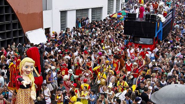 Milhares de pessoas saíram atrás do trio do tradicional bloco curitibano (Foto: Euricles Macedo/RPC TV)