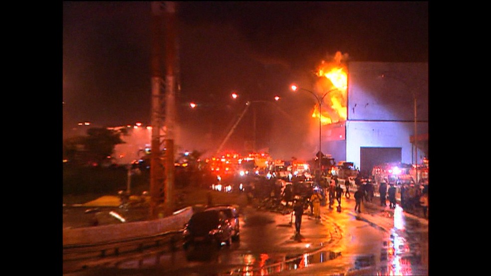 Acidente com o avião da TAM em julho de 2007 (Foto: Reprodução GloboNews)