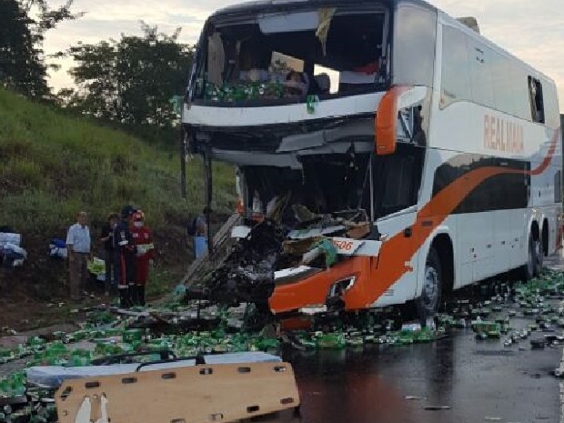 Frente do ônibus ficou completamente destruída, em Morrinhos, Goiás (Foto: Divulgação/Corpo de Bombeiros)