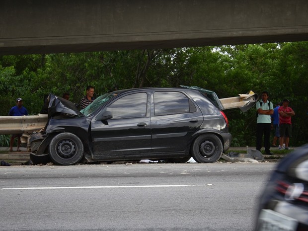 Carro percorreu 10 m após o primeiro impacto  foi atravessado pelo guardrail (Foto: Ricardo Ghisi Tobaldini/Divulgação)