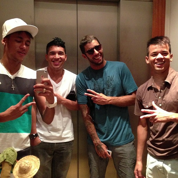 Neymar, Pedro Scooby e amigos (Foto: Reprodução / Instagram)