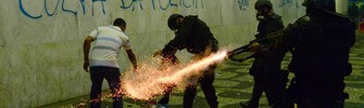 Protesto no RJ tem 40 feridos, três por bala de borracha (Christophe Simon/AFP)