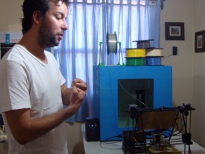 Leonardo Amaral desenvolveu bio-replicador de órteses em Santa Rita do Sapucaí, MG (Foto: Daniela Ayres/ G1)