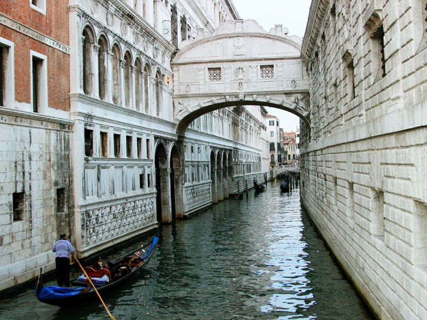 Gondoleiro passa próximo à Ponte dos Suspiros em Veneza (Foto: Michelle Locke/AP)