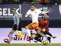 Valencia erra pênalti, leva empate no fim e completa oito jogos sem vencer