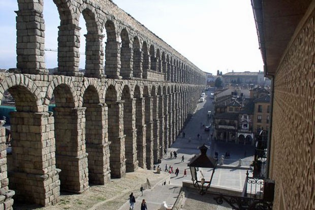 Aqueduto romano é uma das atraçõe sprincipais de Segóvia (Foto: Dennis Barbosa/G1)