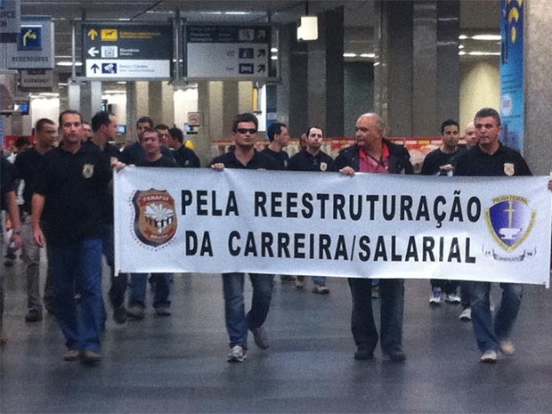 Agentes da PF protestam por aumento salarial no Aeroporto Tom Jobim, no Rio (Foto: Tássia Thum/G1)