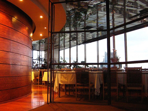 Restaurante dá uma volta completa em 1 hora. O movimento é suave de modo que os clientes não percebem a rotação (Foto: Flickr)