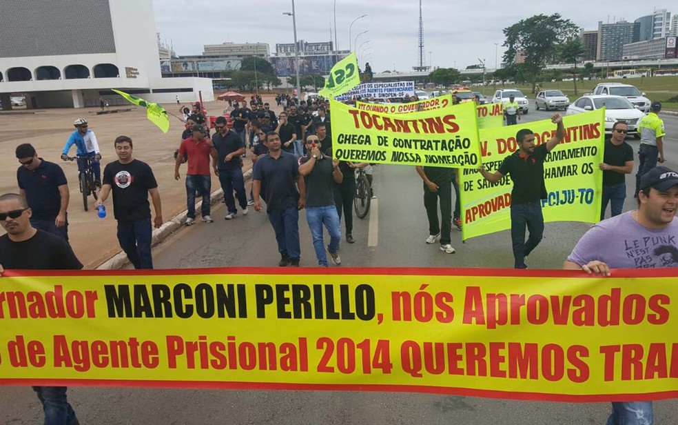Protesto dos agentes penitenciários fechou três faixas do Eixo Monumental, em Brasília (Foto: Vinicius Werneck/ G1)