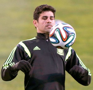 Diego Costa no treino da Espanha (Foto: Reuters)
