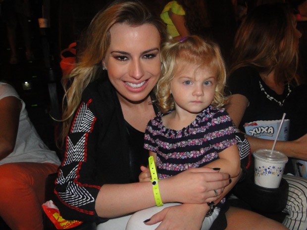 A ex-BBB Fernanda Keulla leva a afilhada da sua empresária (Foto: TV Xuxa/TV Globo)