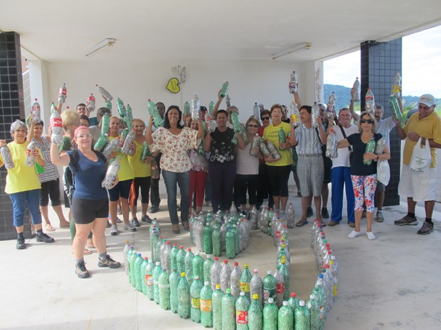 População já arrecadou cerca de 200 garrafas pets com lacres de latinhas (Foto: Anna Gabriela Ribeiro/G1)