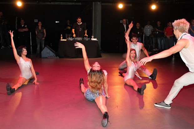 Wanessa e dançarinas fazem espacate (Foto: Celso Tavares/Divulgação)