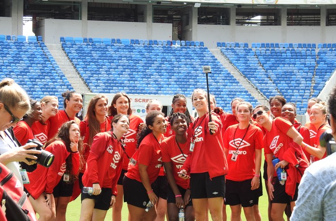 Jogadoras do Canadá fazem selfie na Arena Dunas (Foto: Cíntia Barlem)