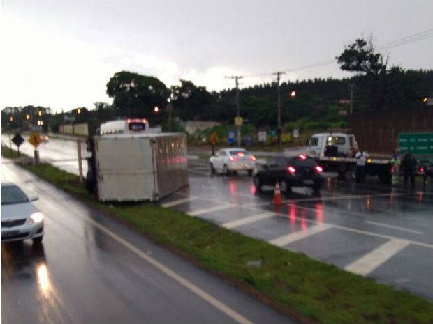 G Caminh O Tomba Em Canteiro Central Da Rodovia Jo O Leme Dos Santos