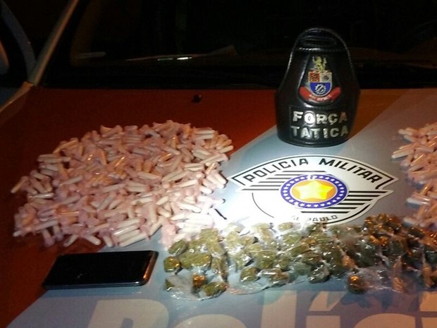 Casal é preso com 570 porções de cocaína na zona sul de São José dos Campos (Foto: Divulgação/Polícia Militar)