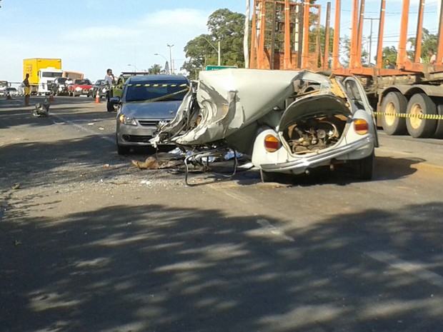 Motorista morre e filho fica ferido em acidente na BR-101, no Espírito Santo (Foto: Serli Santos/ TV Gazeta)
