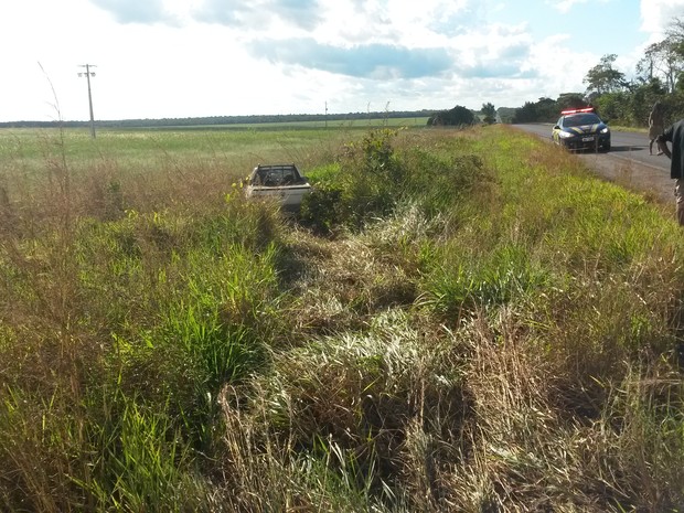 Carro utilitário parou em matagal às margens da rodovia após acidente. (Foto: Assessoria/ PRF-MT)