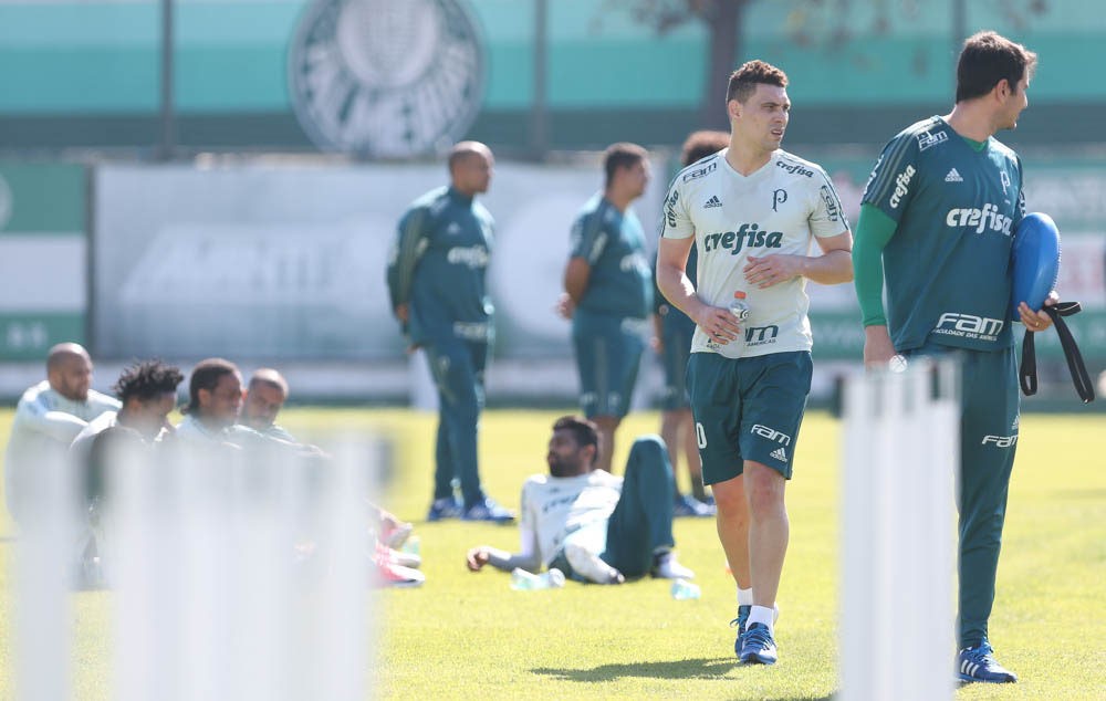 Em recuperação, Moisés corre no gramado da Academia; Guerra treina com bola