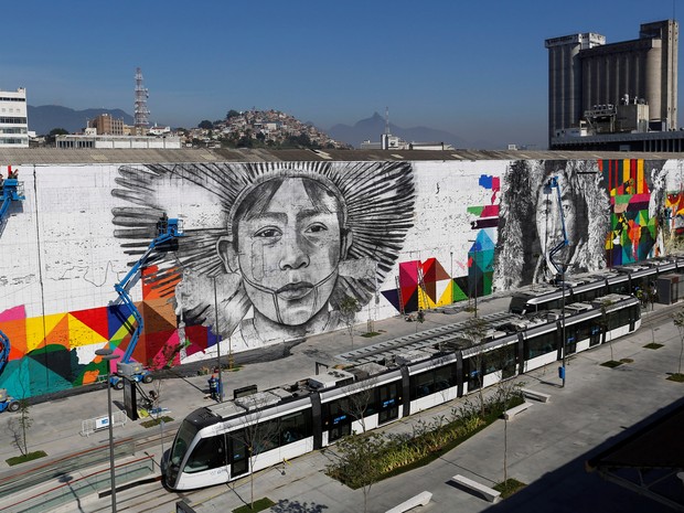 Grafiteiros trabalham em um mural com imagens que caracteriza os povos nativos dos cinco continentes antes dos Jogos Olímpicos Rio 2016 no Boulevard Olímpico, no Rio de Janeiro (Foto: Bruno Kelly/Reuters)