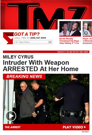 Homem é levado pela polícia após invadir a casa de Miley Cyrus com uma tesoura em mãos (Foto: Reprodução/TMZ.com)