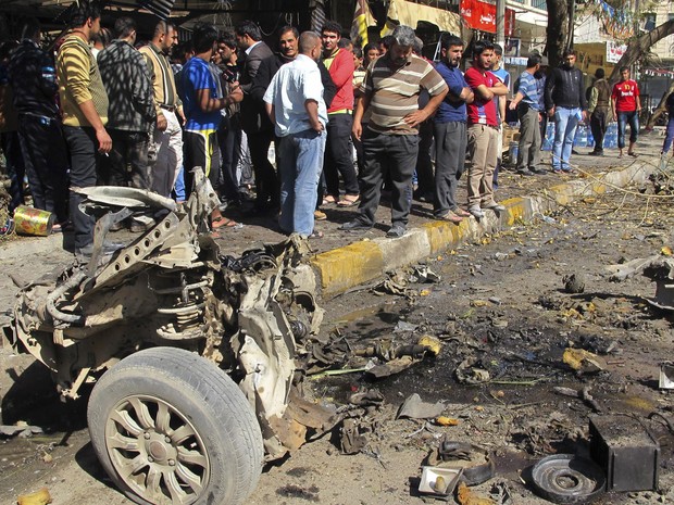Restos do carro-bomba depois de ataque em Bagdá (Foto: Ahmed Malik/Reuters)