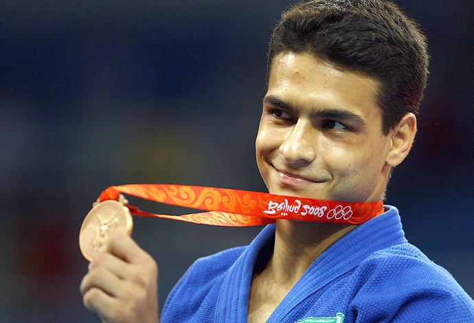 Leandro Guilheiro com a medalha das olimpíadas de Pequim 2008 (Foto: Getty Images) - leandroguilheiro_medalha_get_95