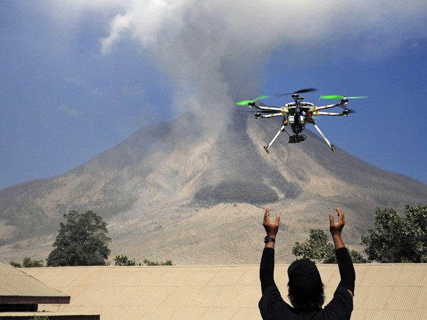 Pesquisador solta drone distrito de Karo Sibintun nesta terça-feira (4) para monitorar a atividade do vulcão  Monte Sinabung, que entrou em erupção no sábado (1º) e matou 11 pessoas. (Foto: Beawiharta/Reuters)