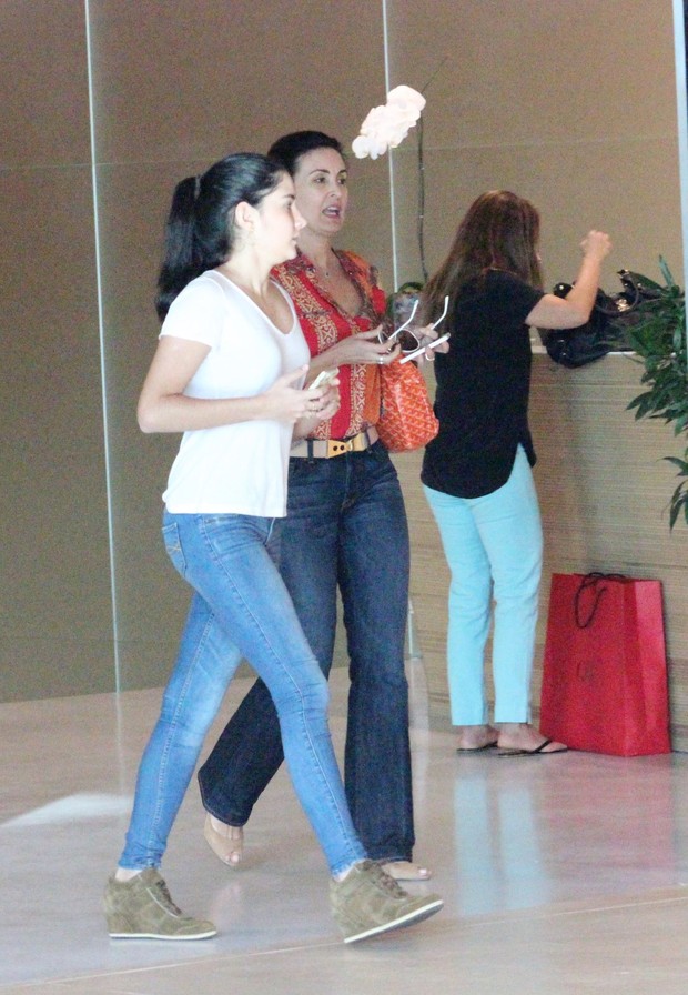 Fátima Bernardes vai à Salão de beleza com a filha (Foto: Marello Sá Barretto / AgNews)