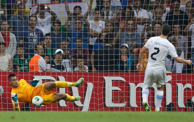Goleiro Alphonse Areola  da França defende penalti do Uruguai - Mundial Sub-20 (Foto: Reuters)