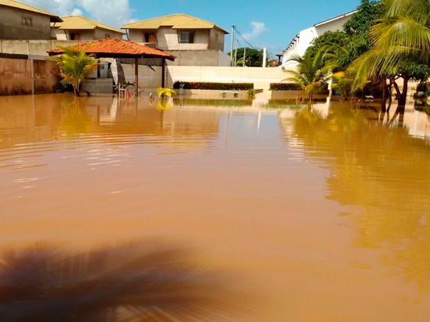 Condomínio alaga na Praia do Flamengo, por conta da chuva em Salvador (Foto: Arquivo Pessoal)