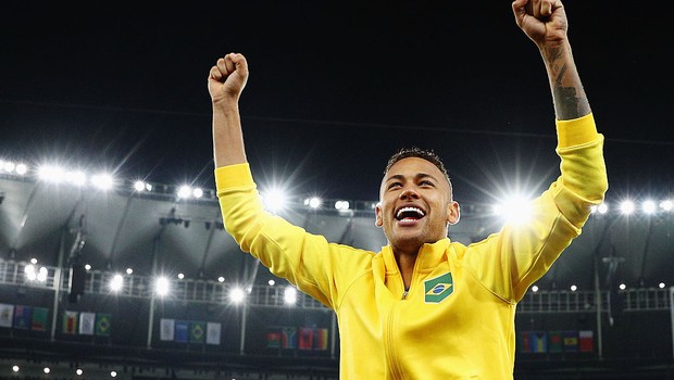 O capitão da seleção de futebol olímpica Neymar comemora medalha de ouro inédita para o Brasil nos Jogos Olímpicos (Foto: Paul Gilham/Getty Images)