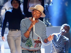 Pharrell Williams canta no evento A Very Grammy Christmas, no Shrine Auditorium, em Los Angeles, em 28 de novembro de 2014 (Foto:  Frederick M. Brown/Getty Images/AFP)