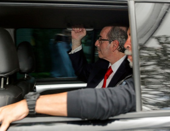 Eduardo Cunha (PMDB-RJ) é conduzido à Justiça Federal em Curitiba (PR) para prestar depoimento ao juiz federal Sérgio Moro na tarde de terça-feira, 7 de fevereiro (Foto: Paulo Lisboa/Brazil Photo Press / Ag. O Globo)