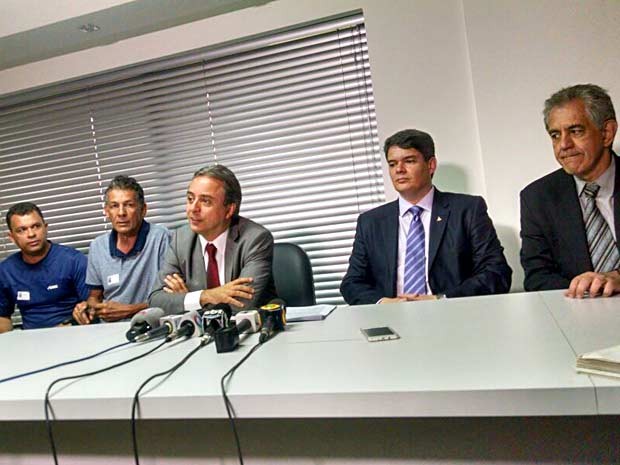 Representantes do GDF, dos rodoviários e das empresas de ônibus durante anúncio do fim da greve do transporte (Foto: Isabella Calzolari/G1)