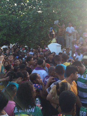 Multidão acompanha enterro de Humerto de Maracanã em São Luís (Foto: Dalva Rego/TV Mirante)