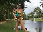 Daniela Albuquerque posa de biquíni em foto fofa com a filha