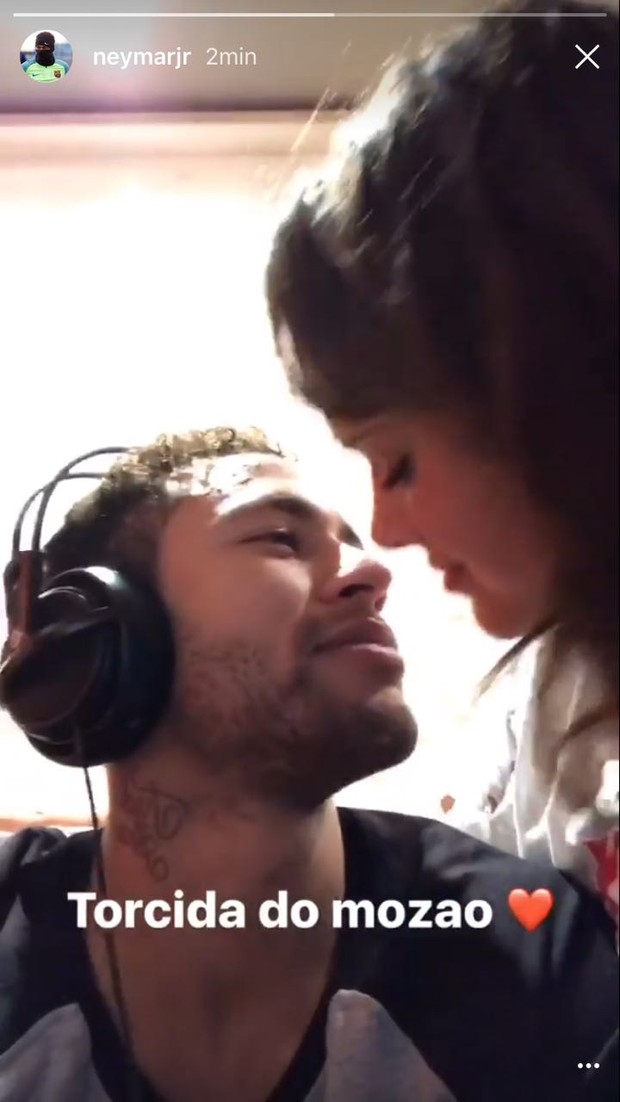 Neymar ganha beijo de Bruna Marquezine enquanto joga videogame (Foto: Reprodução do Instagram)