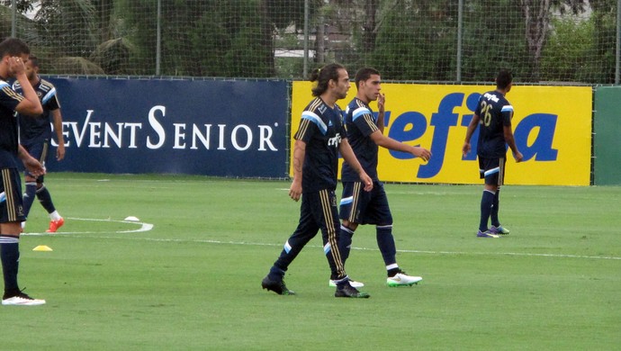 Valdivia trabalha em campo no CT, mas deixa o treino mais cedo