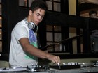 Filho de Ronaldo comemora aniversário tocando como DJ
