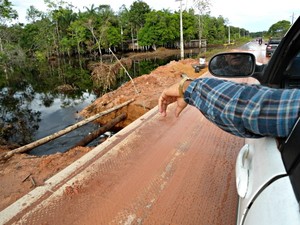 Rodovia estadual do Amazonas AM-010  (Foto: Adneison Severiano/G1)